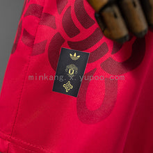 Maillot M U 25/26 Cultural Story Rouge Enfant Kit